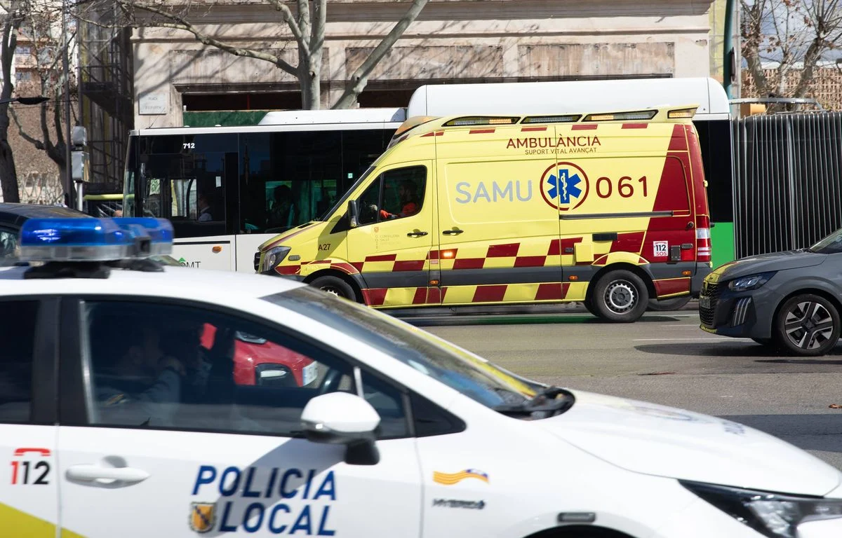 1200x768 26 fevrier 2025 espagne palma une ambulance passe devant une voiture de patrouille de la po