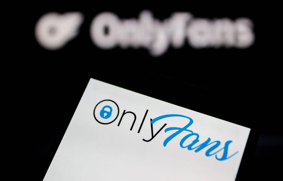 1200x768 le logo only fans est affiche sur un smartphone avec l icone de la marque de l entreprise v