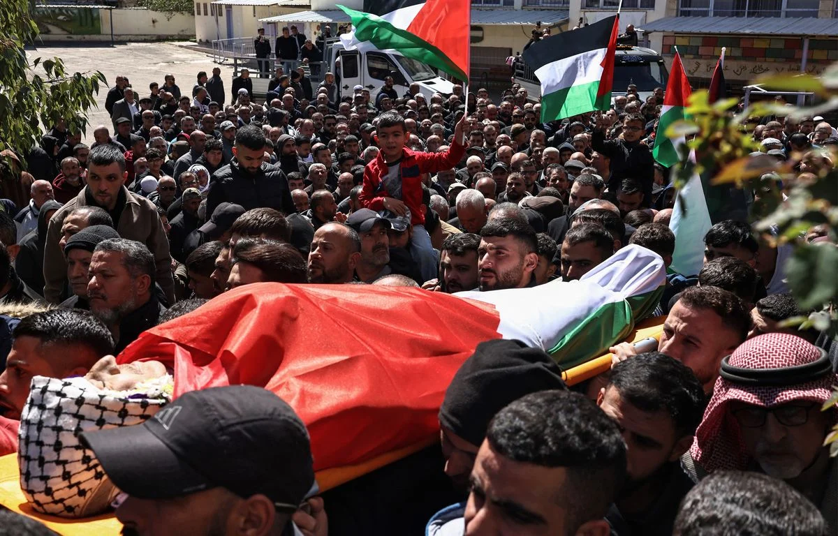 1200x768 note de la redaction contenu graphique les personnes en deuil portent les corps de trois pa