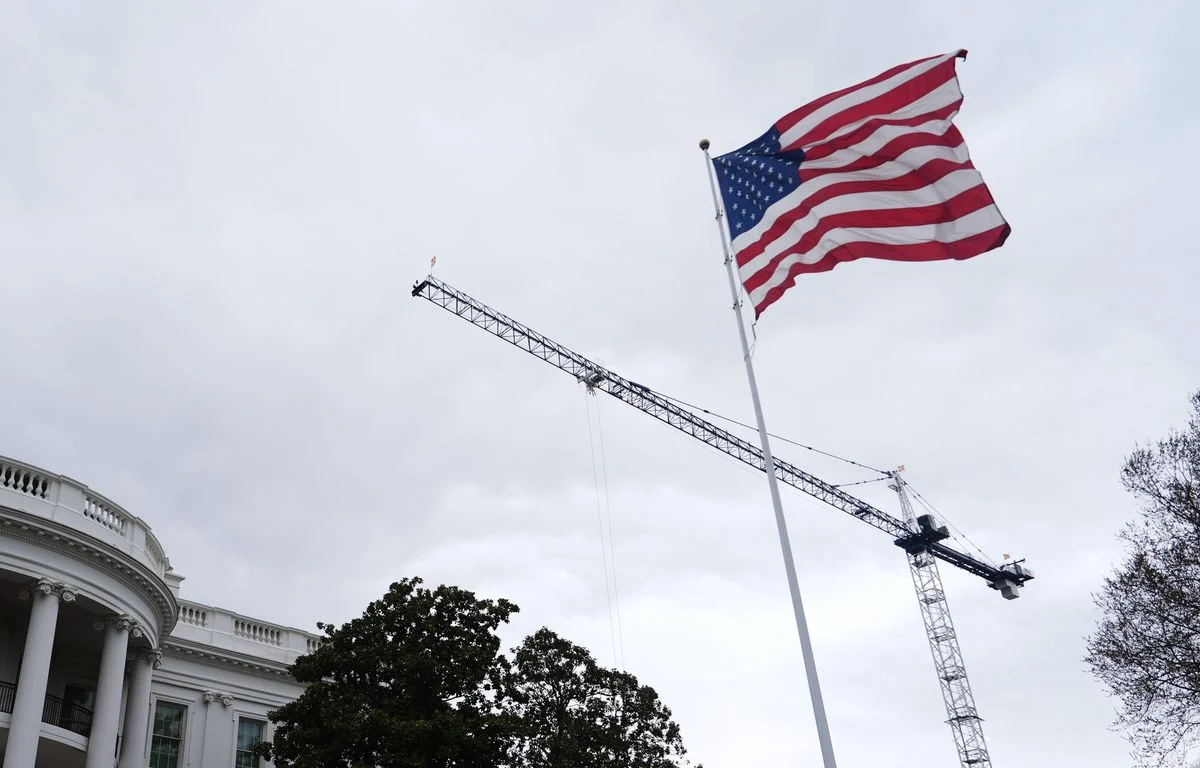 1200x768 un drapeau americain flotte sur la pelouse sud de la maison blanche le vendredi 27 mars 202