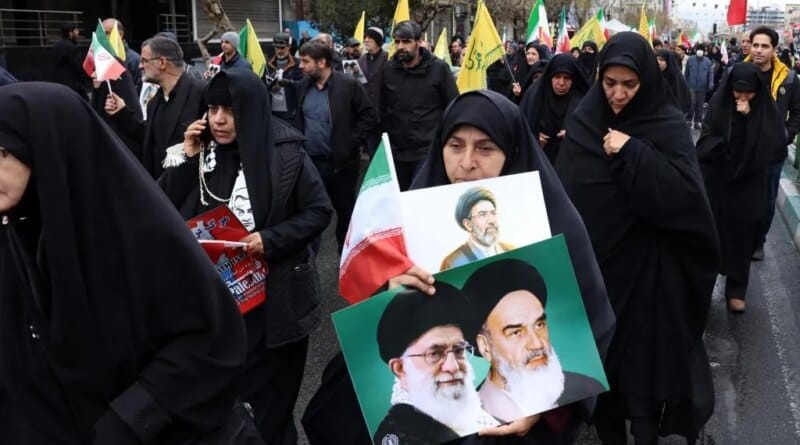 Irán autoriza que adolescentes desde los 12 años se incorporen como "voluntarios" a las fuerzas de seguridad en Teherán