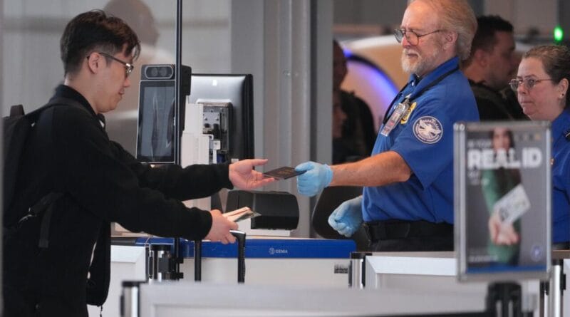Queues at airports: security guards will finally be paid, says Donald Trump
