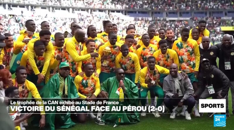 Senegal, stripped of its title, displays the CAN trophy and beats Peru (2-0)