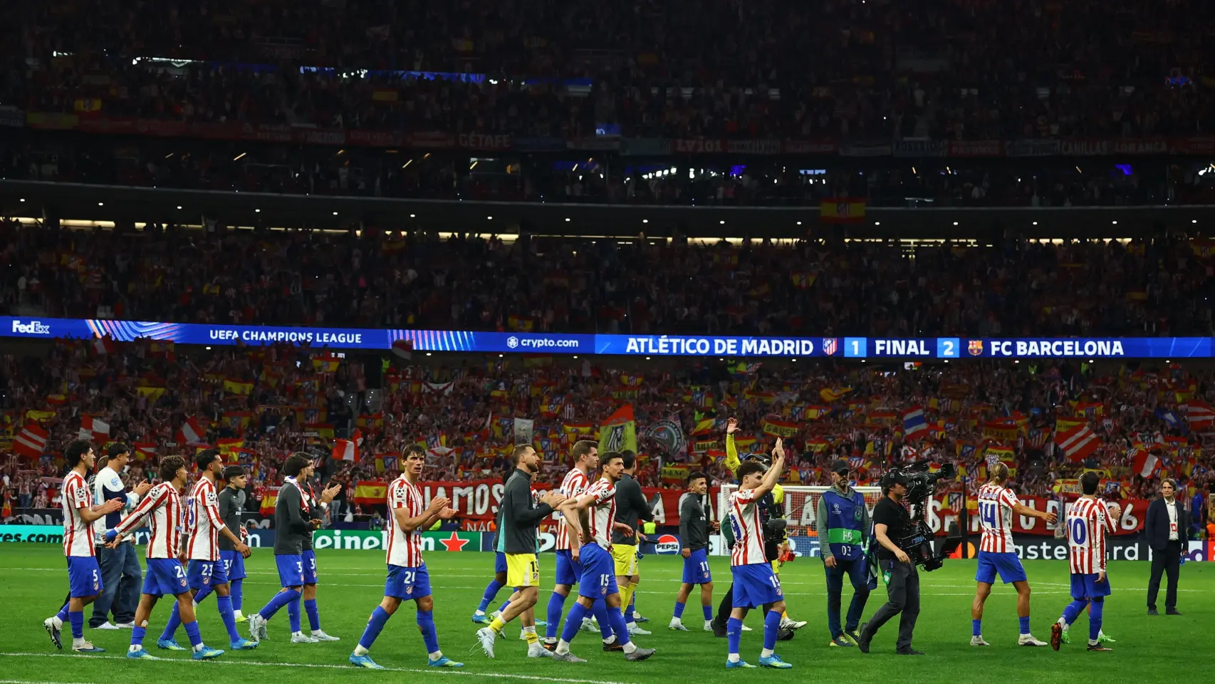 LATEST: Atlético's players returned from the locker room to celebrate the pass 2