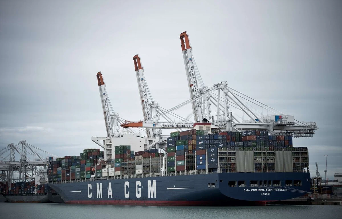 1200x768 chargement du porte containers benjamin franklin de la cma cgm amarr a aux docks du port du