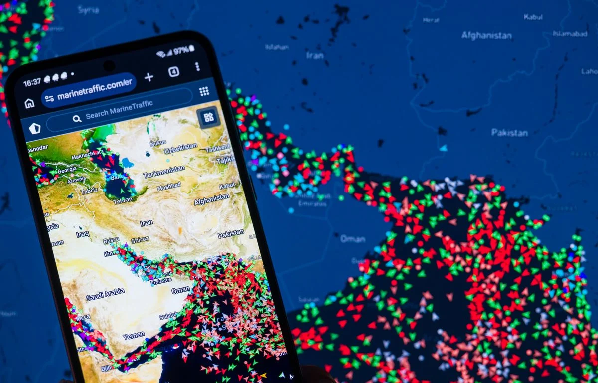 1200x768 une carte du trafic maritime montrant les mouvements des navires dans le detroit d ormuz es