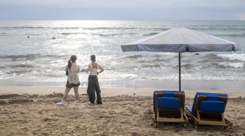 A 7.4 magnitude earthquake shakes the coasts of Indonesia and generates a tsunami warning