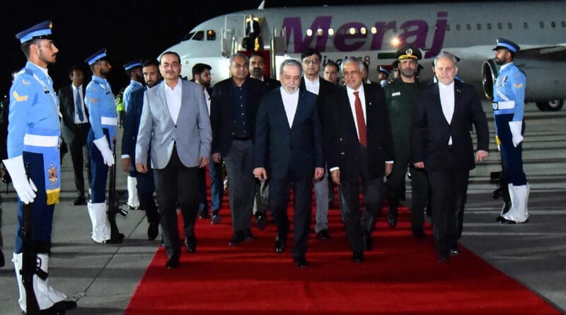 The head of Iranian diplomacy arrived in Islamabad for negotiations with the United States