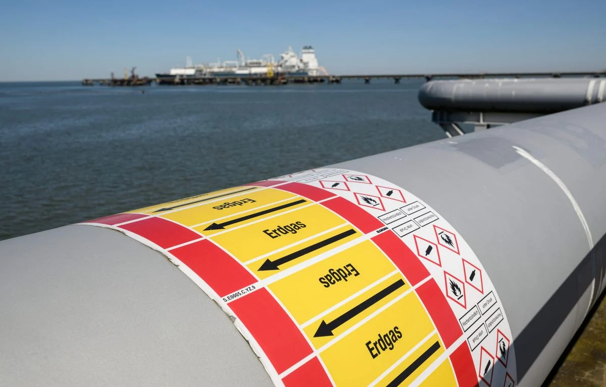 UPDATE: The most flammable gas pipelines in the world 2 1200x768 30 avril 2026 basse saxe wilhelmshaven le gazoduc sur le pont avec le fsru hoegh esperanza