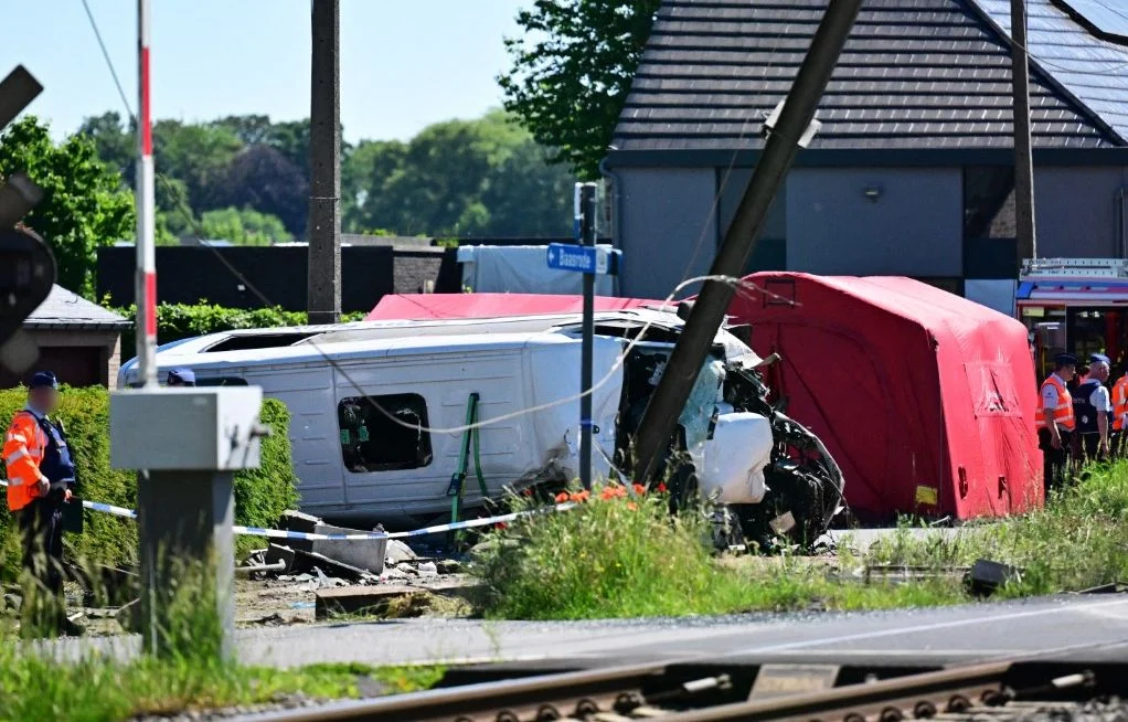 1200x768 les services d urgence photographies sur les lieux d un accident entre un train et un miniv