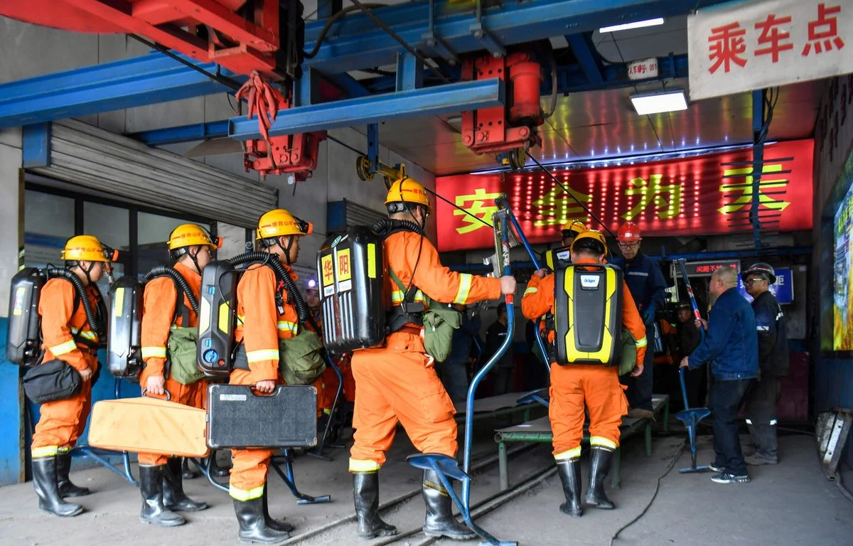 1200x768 sur cette photo publiee par l agence de presse xinhua des secouristes s appretent a descend