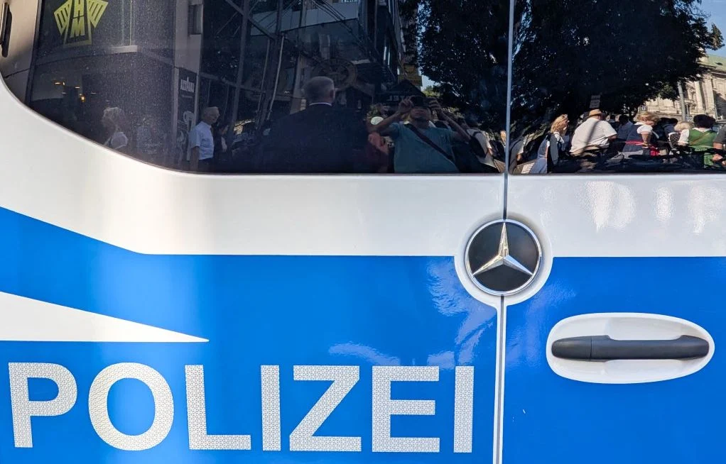 ALERT: Hostages released, alleged perpetrator on the run 2 1200x768 un fourgon de police allemand avec le mot polizei a l arriere est gare dans le centre ville