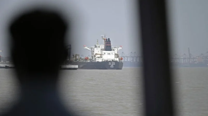 Trump announces unblocking of the Strait of Hormuz this Monday, Iran threatens