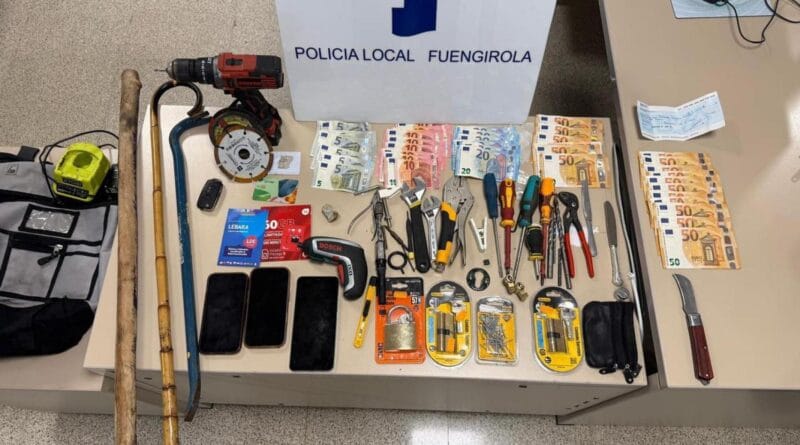 A chase through the center of Fuengirola ends with two detainees on the ramp of a garage after skipping a checkpoint