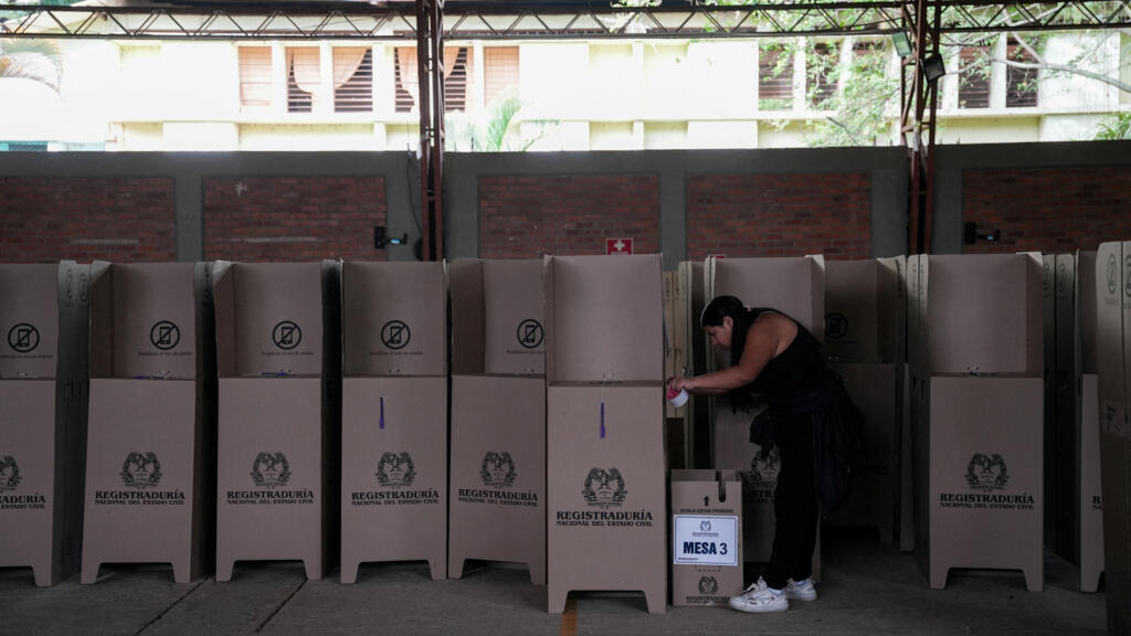 2026 05 30T215612Z 1504816935 RC2PJLABDP7Y RTRMADP 3 COLOMBIA ELECTION PREPS