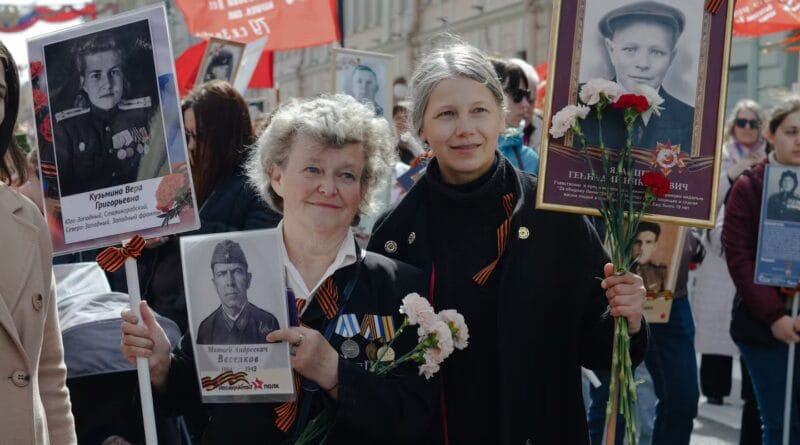 Immersion in Saint Petersburg in the “Immortal Regiment”, a memorial march that has become a Kremlin propaganda tool