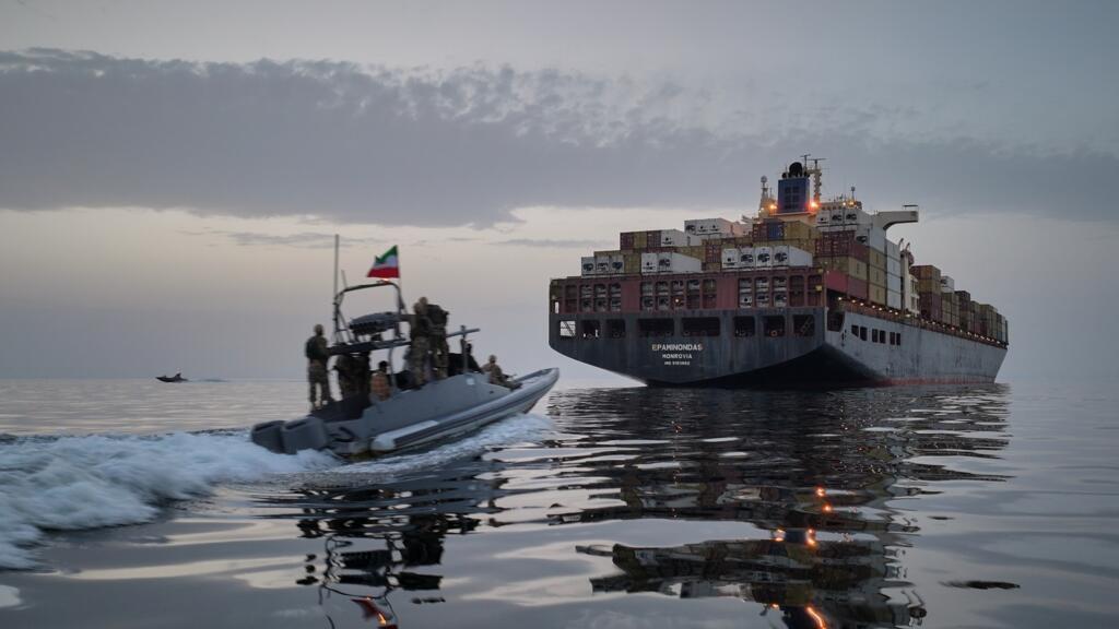 JUST IN: In Hormuz there are 1,500 ships stranded with 20,000 sailors trapped in the middle of a conflict - Economy 2 AP26117545385742
