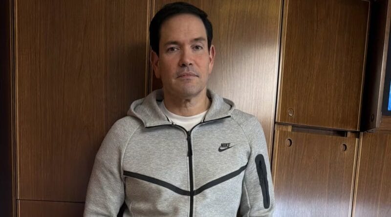 Marco Rubio poses on the plane to China with the tracksuit that Maduro was wearing when he was captured