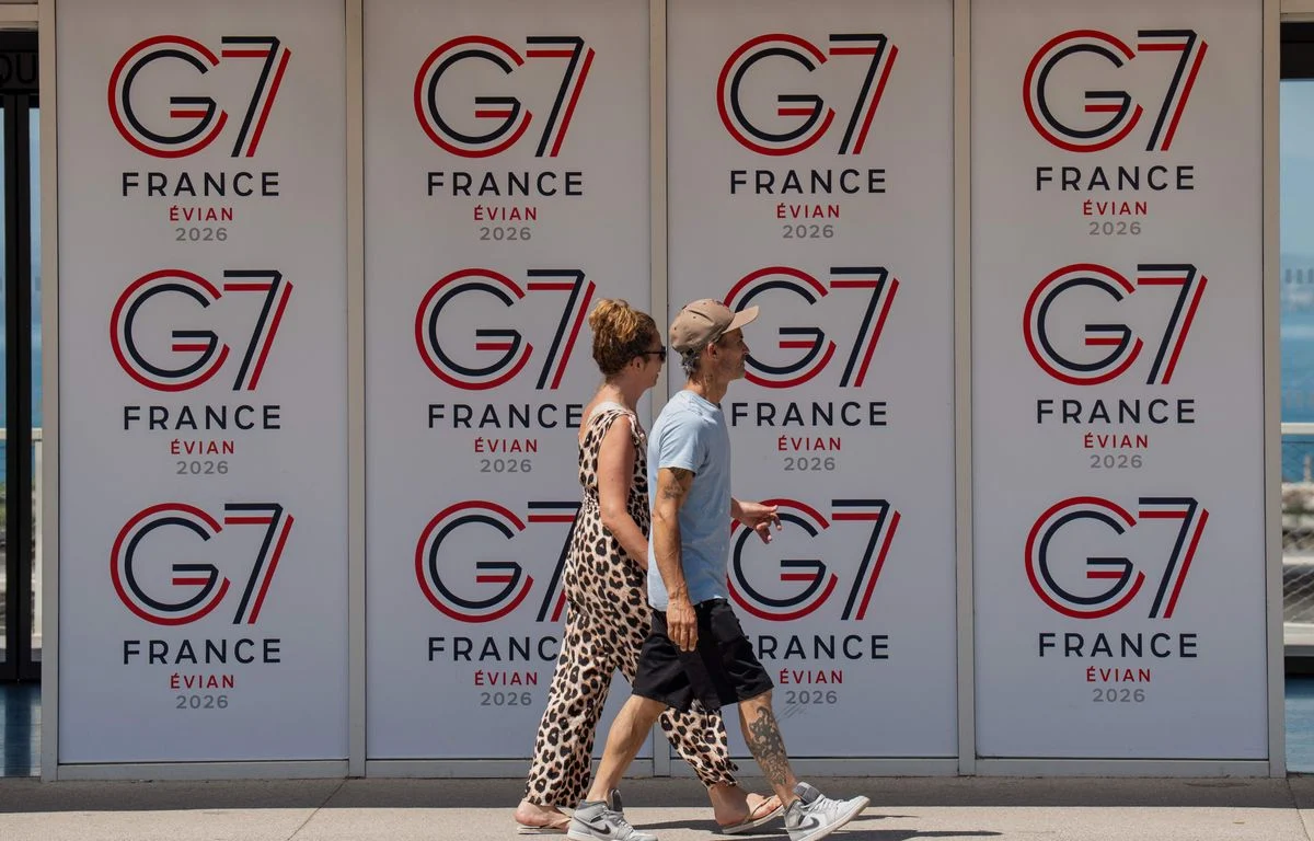 WORLD NEWS: Neighboring Switzerland will deploy 4,000 soldiers to strengthen security 2 1200x768 des personnes passent devant une banniere du g7 a evian les bains dans l est de la france l