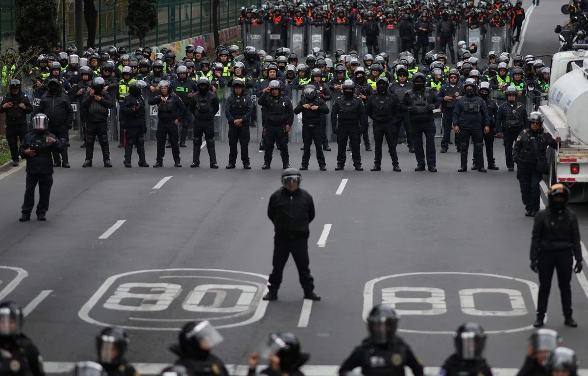 LATEST: Thousands of protesters block access to Mexico City soccer stadium 2 1200x768 la police bloque une avenue pour empecher les enseignants qui protestaient de se rendre au
