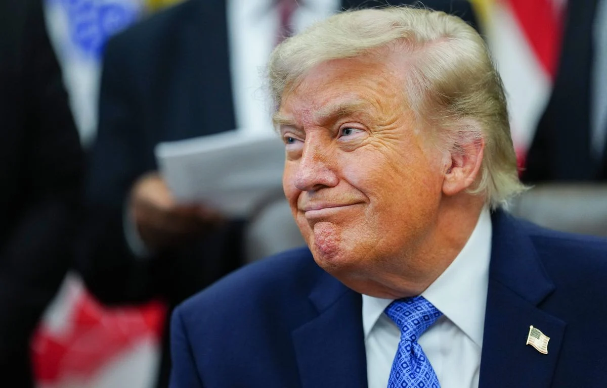 1200x768 le president americain donald trump dans le bureau ovale de la maison blanche a washington