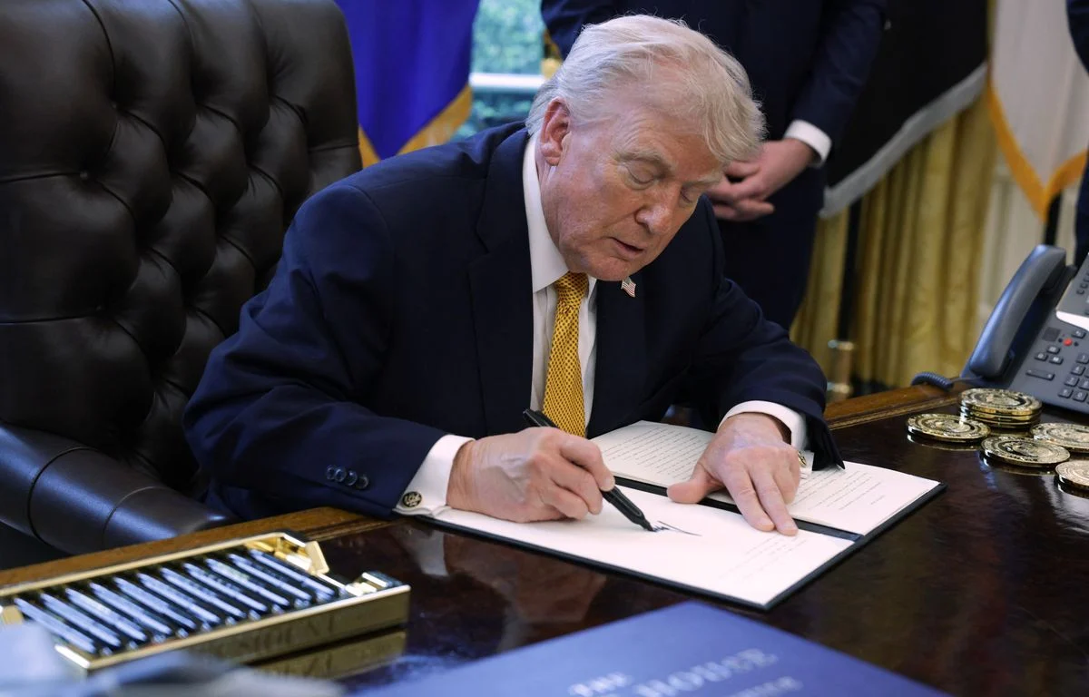 UPDATE: Trump says deal will be signed with Iran on Sunday 2 1200x768 washington dc 16 mars le president americain donald trump signe un document lors d une cere