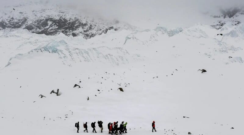 Miracle on Everest: a Sherpa is found alive six days after disappearing and being presumed dead