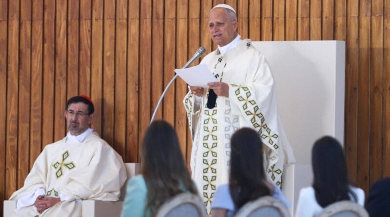 The Pope asks Spaniards "not to fall into the temptation of trusting in other idols" in a mass before a million people