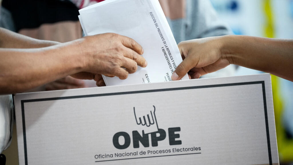 JUST IN: Runoff in Peru: Sánchez insists that the vote abroad, which gives the advantage to Fujimori, be annulled 2 2026 04 13T160336Z 891110457 RC2DOKAH2KOV RTRMADP 3 PERU ELECTION