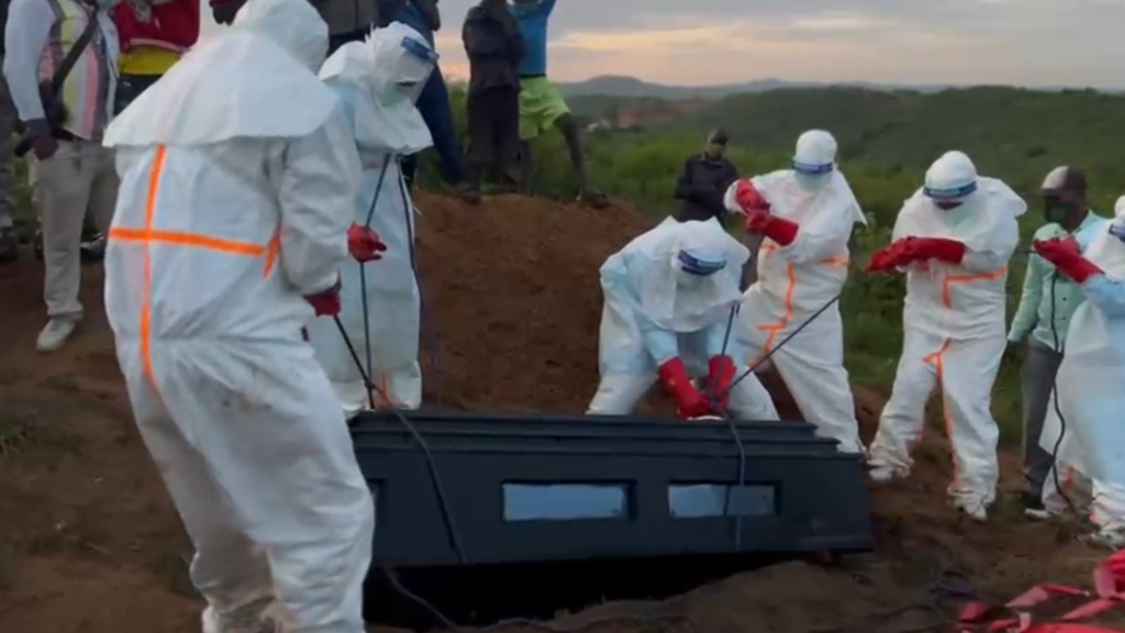 UPDATE: More than a month after the Ebola outbreak in the DRC, doctors warn that "the epidemic will last" 2 ENTERREMENT EBOLA