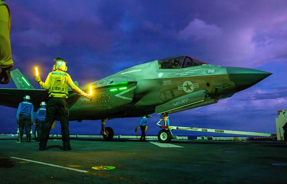 ALERT: US launches strikes against Iran, reinstates sanctions 2 1200x768 13 mai 2026 ocean indien etats unis un marin de la marine americaine signale a un avion de