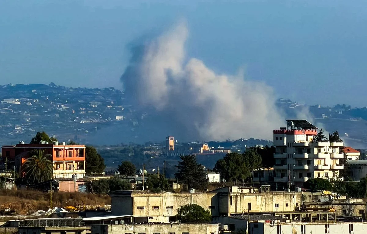 LATEST: In Rome, Israel says it is ready to move forward with its withdrawal from southern Lebanon 2 1200x768 de la fumee s eleve a la suite d explosions controlees par israel dans le village de deir s