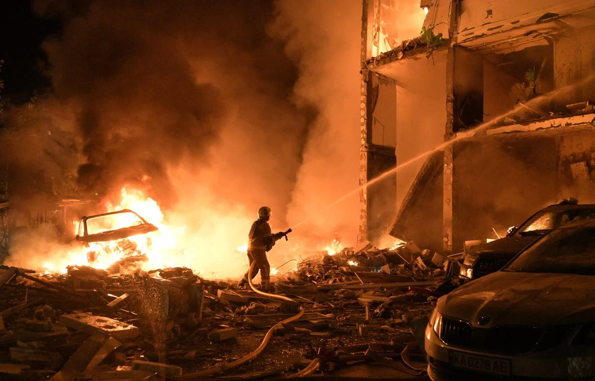 LATEST: Russian strikes kill at least ten people in kyiv and its region... 2 1200x768 le personnel des services d urgence travaille a eteindre un incendie suite a des attaques d