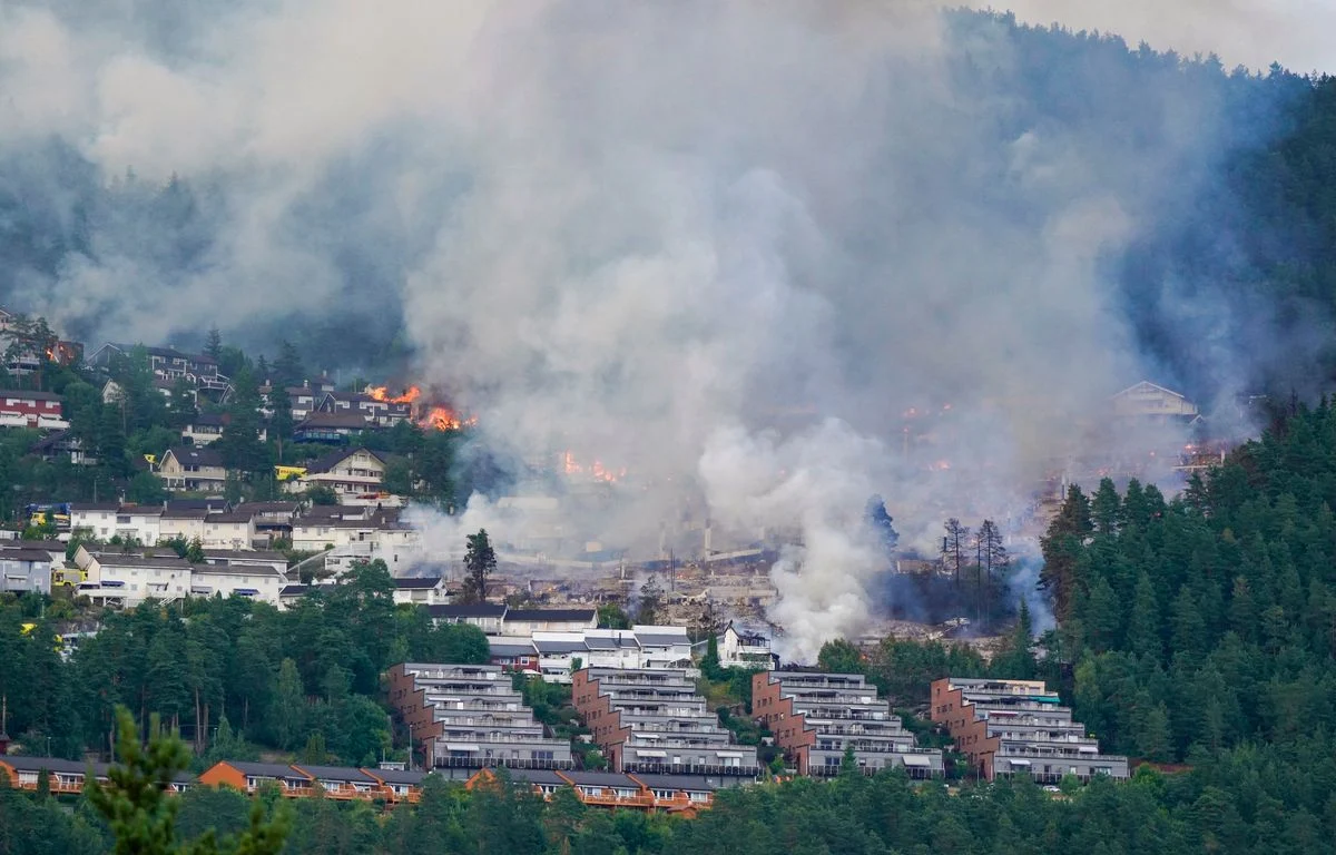 JUST IN: More than a hundred homes destroyed by violent fire 2 1200x768 une vue d ensemble montre de la fumee s elevant d un grand incendie qui s est propage depui