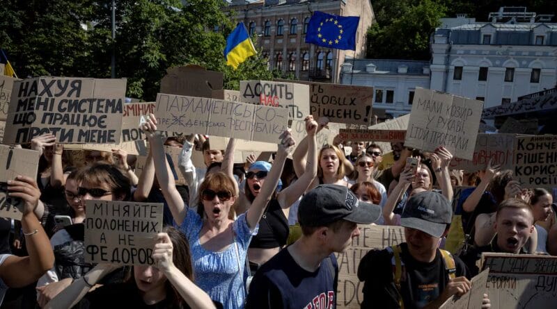 Thousands of people protest in several cities in Ukraine against the dismissal of the Minister of Defense | International