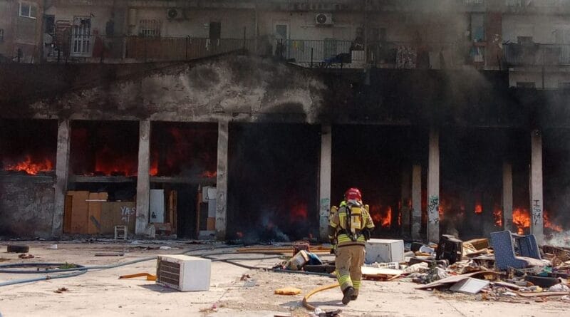 A fire in some squatted flats forces 80 residents to evacuate from two buildings in the Benicalap neighborhood of Valencia